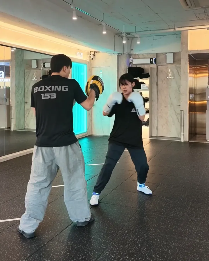 선릉역점 1:1 미트 수업 — 코치가 미트를 잡고 회원의 펀치를 받아 주는 장면