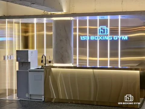 153 BOXING GYM 조명 로고가 있는 리셉션 데스크