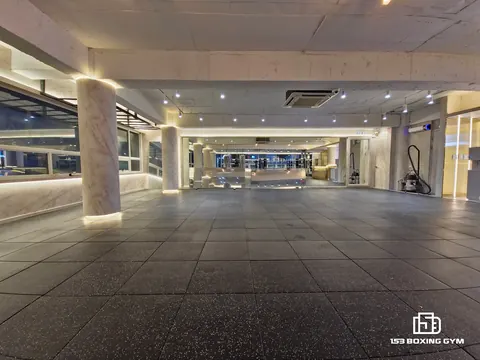 기둥 사이로 넓게 트인 단체 수업 공간