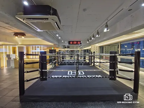 153 로고 매트가 깔린 링과 라운드 타이머