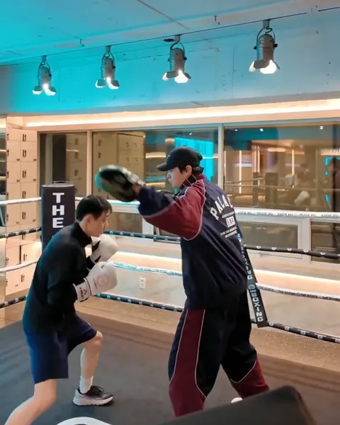 링 위에서 코치 미트에 원투를 넣는 남성 회원